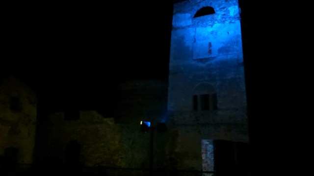 Niebieskie budynki w Europejskim Tygodniu AutyzmuRuiny Pieca w Samsonowie