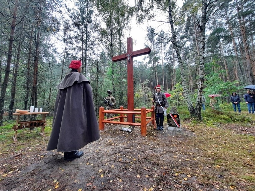 W lesie w Górach Lasochowskich odnowiono krzyż na pamiątkę...