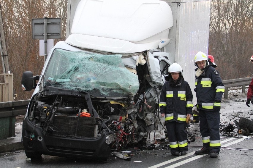 Zderzenie busa z ciężarówką na krajowej trasie w Nagnajowie. Są ranni