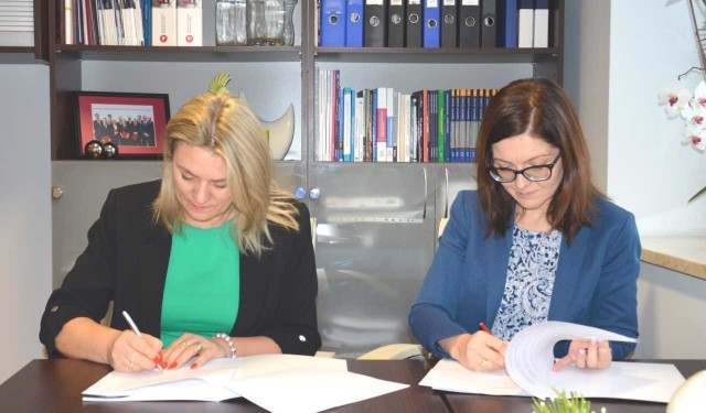 Porozumienie zostało podpisane przez wicekanclerz WSB Małgorzatę Jagusch i dyrektor LO Bernardę Zarzycką.