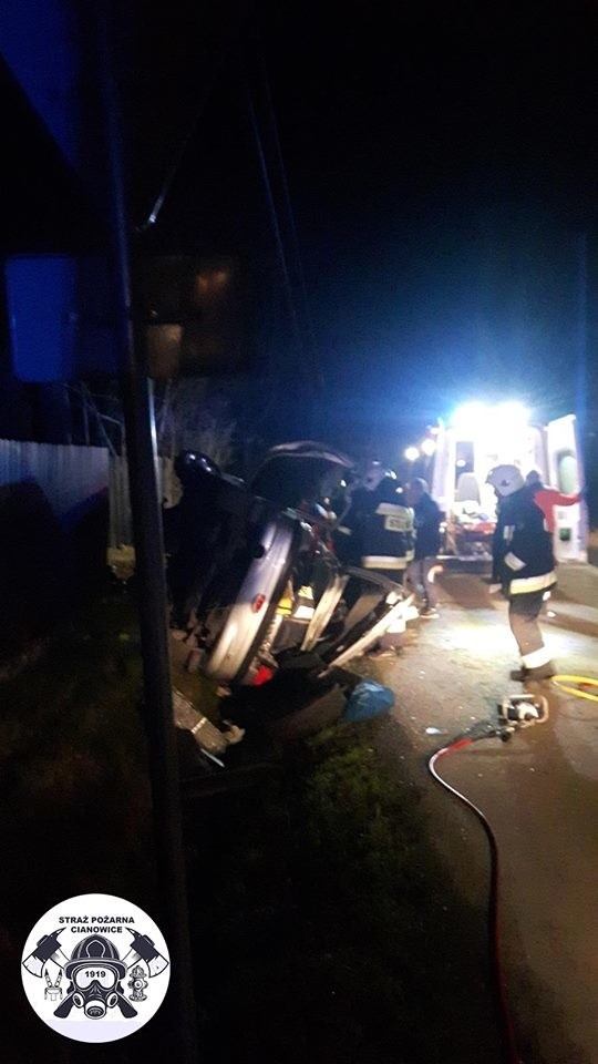 Wypadek w Cianowicach. Jedna osoba uwięziona w samochodzie