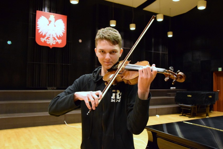 Maksymilian Trzebiński gra na skrzypcach od najmłodszych...