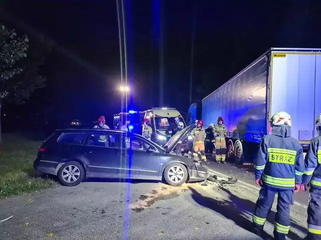 Zderzenie auta osobowego z ciężarówką na drodze Wrocław - Kłodzko. Utrudnienia w okolicach Cieszyc. Jedna osoba trafiła do szpitala