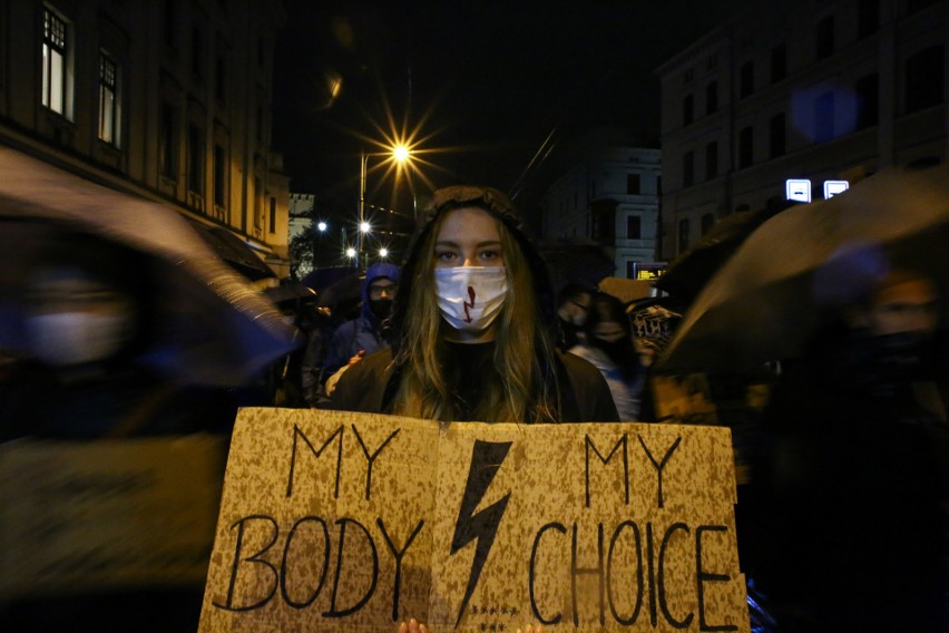 Kraków. Milczący protest studentek. Sprzeciwiają się wyrokowi w sprawie aborcji [ZDJĘCIA]