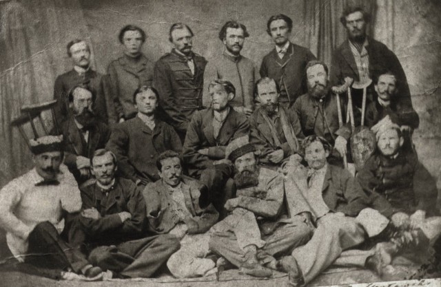 Adam Chmielowski (stoi w górnym rzędzie drugi od prawej) wśród powstańców.