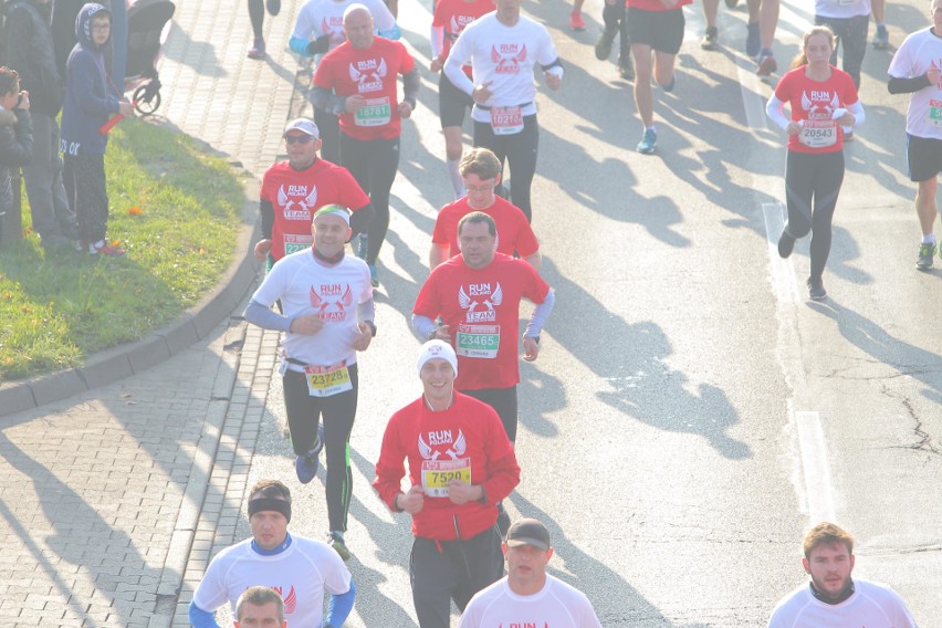 Około 25 tysięcy biegaczy zmaga się z 10-kilometrową trasą...