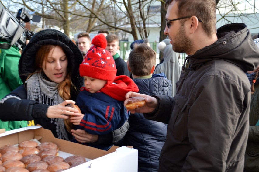 Balony z marzeniami odleciały w niebo. Fundacja "Pomóż Im" świętuje Dzień Dziecka z Chorobą Nowotworową [galeria]