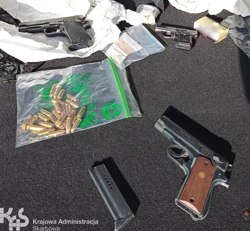 Broń, amunicja, narkotyki... Niedaleko Chełmży funkcjonariusze KAS zwrócili uwagę na dziwnie zachowujących się mężczyzn
