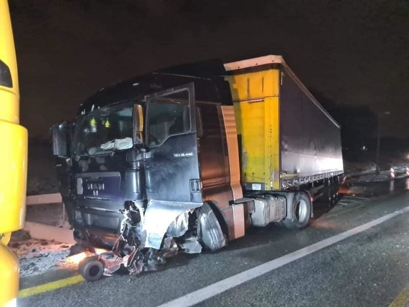 Wypadek ciężarówki - zderzenie pojazdu z barierami...