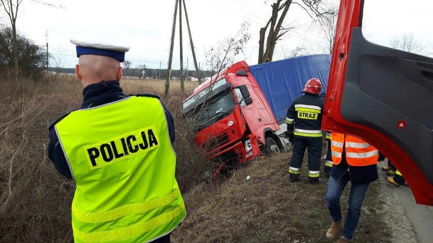 Wypadek pod Czernicą. Tir wjechał do rowu (ZDJĘCIA)