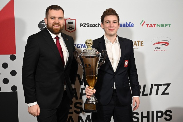 Jan Krzysztof Duda (od prawej) wywalczył wicemistrzostwo świata w szachach błyskawicznych. Wiceprezydent Światowej Federacji Szachowej Łukasz Turlej cieszy się z sukcesu sportowego, ale i organizacyjnego imprezy