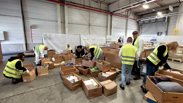 Do dyspozycji Polskiego Czerwonego Krzyża oddano także specjalną grupę pojazdów ciężarowych SCANIA, które posłużą do obsługi logistycznej i transferu towarów pomiędzy magazynami na szlaku humanitarnym PCK.
