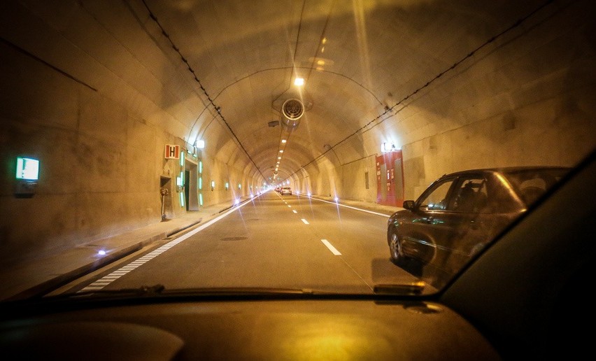 Tunel ma długość 1,4 km. Znajdują się w nim dwie nitki po...