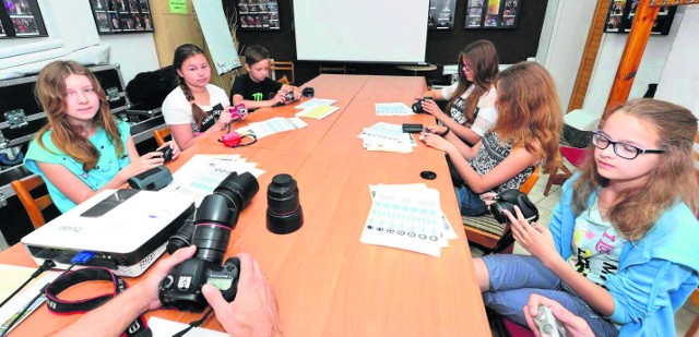 Podczas kursu fotograficznego młodzi wielbiciele fotografii zapoznali się między innymi  z podstawowymi wiadomościami z zakresu fotografii cyfrowej i funkcjami aparatu.