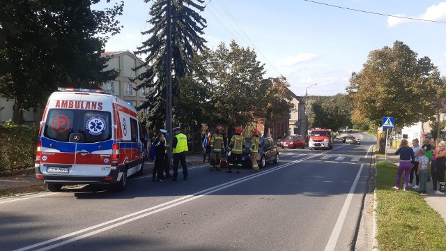 Do potrącenia doszło na ul. Kamionka w Chełmnie. Dla świadków zdarzenia i osób postronnych przechodzących tamtędy obraz po wypadku był drastyczny - włosy dziecka zostały w szybie auta, dziewczynce spadły też buty