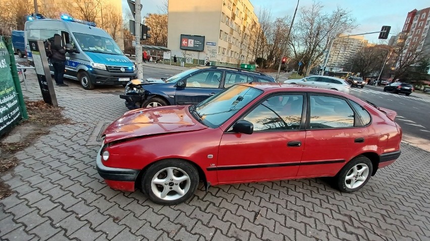 Dwóm osobom podróżującym renault- kierowcy i pasażerce,...