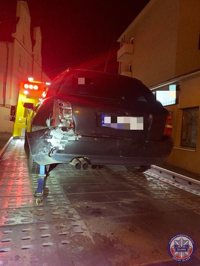 Niedzielna interwencja oławskiej policji pokazała jak negatywny wpływ na podejmowane decyzje ma zbyt duża ilość alkoholu w organizmie. Mundurowi w przeciągu kilku godzin zatrzymali mężczyznę i kobietę, którzy po wspólnym spożywaniu alkoholu musieli noc spędzić w policyjnej celi do czasu wytrzeźwienia. Kobieta tłumacząc się miłością do partnera spowodowała ciąg zdarzeń, w konsekwencji których odpowiadać będzie również za popełnione przestępstwo. Ale jest też wątek motoryzacyjny…