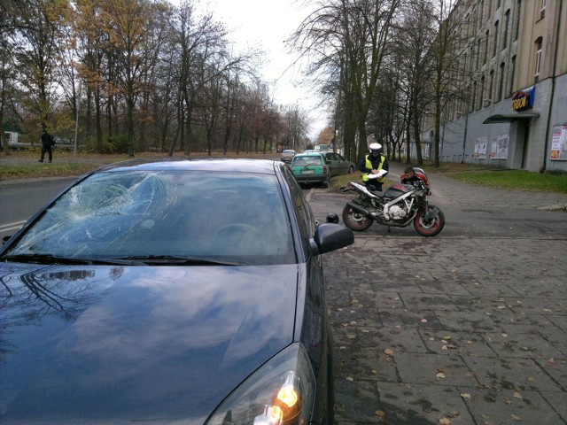 Wypadek motocyklisty na skrzyżowaniu ul. Przędzalnianej z ul. Milionową.