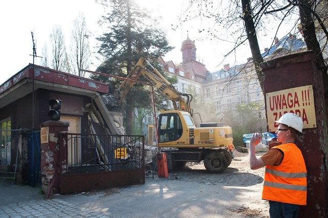 W czwartek wyburzono starą portiernię szpitala przy ul. Obrońców Wybrzeża w Słupsku.