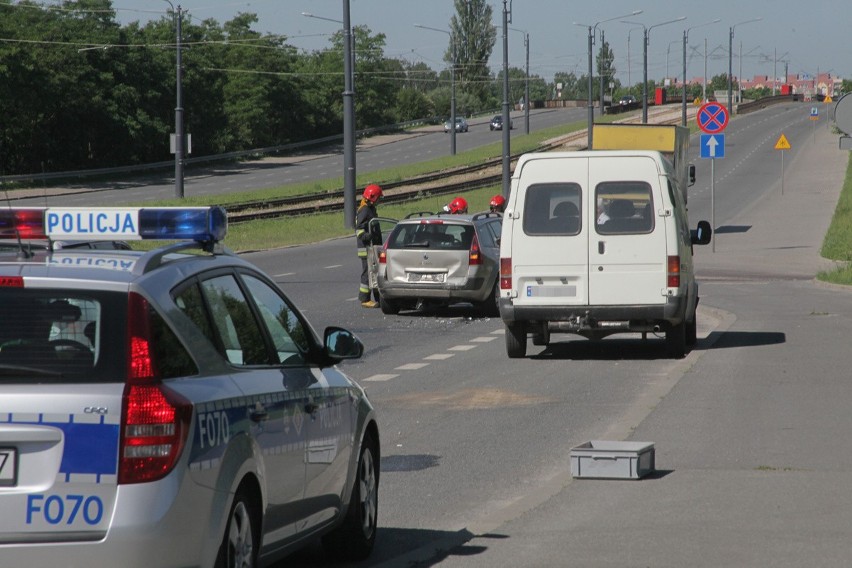 Wypadek na Przybyszewskiego. Zderzyło się pięć samochodów [ZDJĘCIA]