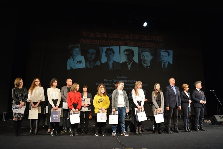 Spotkanie „Bohaterom Pamięć" w Kielcach. Uczniowie świętokrzyskich szkół odebrali nagrody za konkurs o „Żołnierzach Wyklętych”