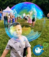 Bubble Day w Opolu. Bawiąc się w magicznym świecie baniek, możesz pomóc hospicjum dla nieuleczalnie chorych dzieci
