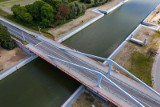 Pierwszy sezon mostu w Nowakowie. Obrotowa przeprawa jest elementem drogi żeglugowej otwierającej dostęp do morza portowi w Elblągu