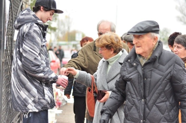 W Dzień Wszystkich Świętych w bramach tarnobrzeskich cmentarzy już po raz czternasty zbierano pieniądze na ratowanie nekropolii Na Piaskach w Tarnobrzegu-Miechocinie.