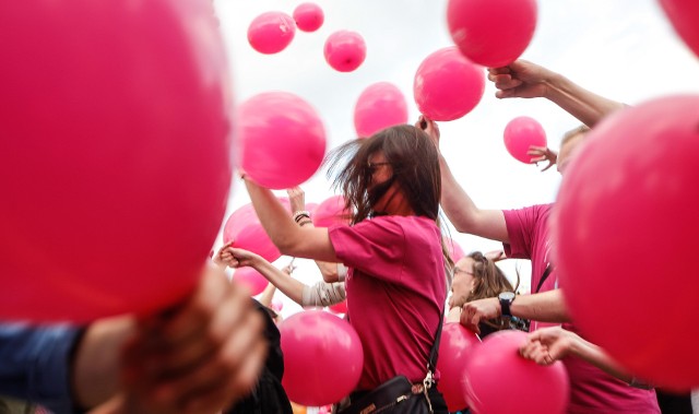 Wielka bitwa na balony na Rzeszowskim Święcie Transplantacji. Impreza odbyła się w sobotę na Rynku.