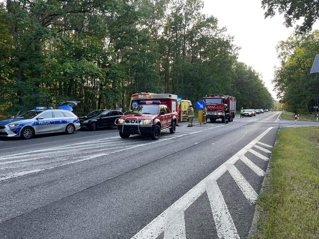 W wyniku zderzenia samochodu osobowego marki BMW z motocyklem,  34-letni motocyklista trafił do szpitala. Do zdarzenia doszło 17 sierpnia o godz. 18.14 w Górsku na DK nr 80.