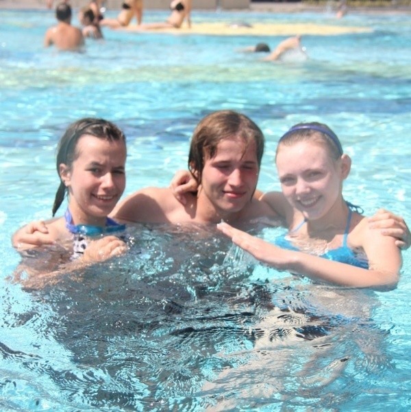 - Na naszym basenie jest fajnie i tanio - bawią się Natalia Walczak, Karol Dyszlewski i Marta Kokot.