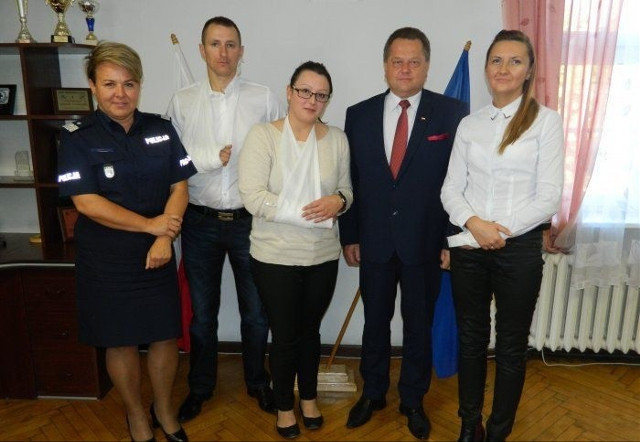 Giżycko. Wiceminister spotkał się z pobitymi policjantami (zdjęcia)