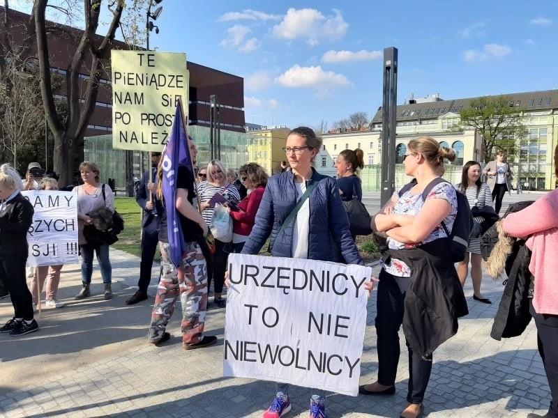 Demonstracja pracowników sądów i prokuratur. Korki w centrum