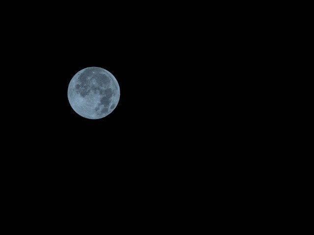 Pełnia Księżyca Blue Moon 2019. Niebo w maju 2019 roku jest wyjątkowe. W tym miesiącu bowiem będziemy mogli podziwiać pełnię Księżyca, czyli Blue Moon. Poprzednia pełnia wypadła 19 kwietnia. Najbliższa pełnia Księżyca już w sobotę 18 maja o godz. 21:10.