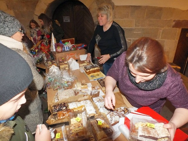 Ogromne wzięcie miały ciasta, przygotowane przez KGW w Ratajach i Szkołę Podstawową w Wąchocku