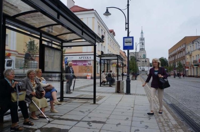 Przystanek przy księgarni technicznej w lipcu 2012 roku