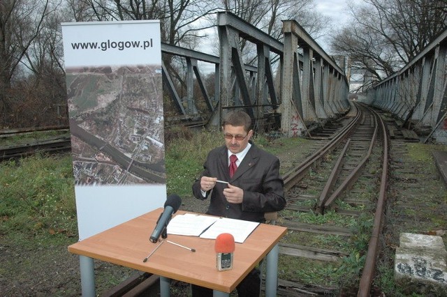 Prezydent Jan Zubowski podpisał porozumienie z PKP PKL na torowisku obok mostu kolejowego. Tędy ma przebiegać przeprawa drogowa