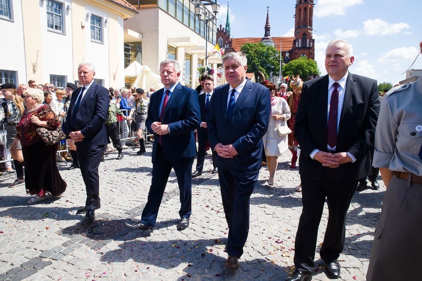 Białystok. Uroczystości Bożego Ciała. Wierni przeszli ulicami miasta (zdjęcia, wideo)