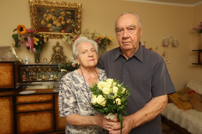 Pan Jan, lat 88 i 81-letnia pani Urszula pobrali się w sobotę po 17 latach narzeczeństwa. Ślubu udzieliła im Hanna Zdanowska. 