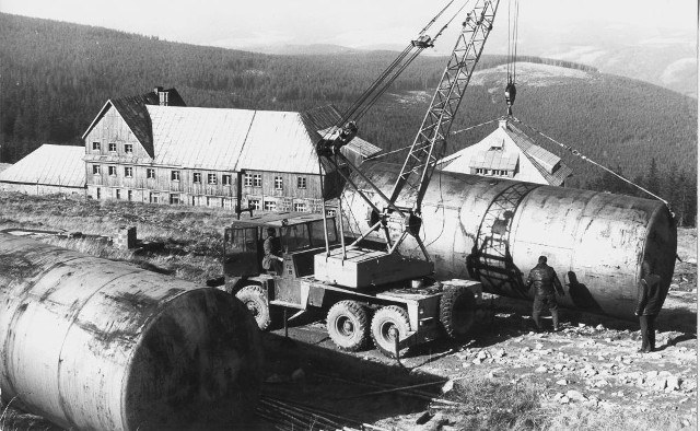 Hala Szrenicka ostatnie duże remonty przeszła w 1980 r., gdy montowano zbiorniki na paliwo