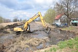 Budowa obwodnicy Tarnobrzega: Strabag likwiduje bagnisty staw przy dworcu kolejowym (ZDJĘCIA)  