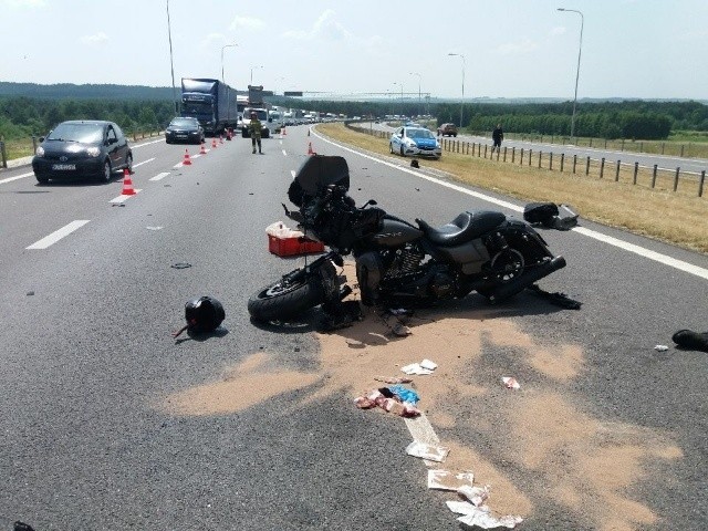 Śmiertelny wypadek na ekspresowej "7" w Tokarni. Motocyklista na harleyu zderzył się z autem osobowym