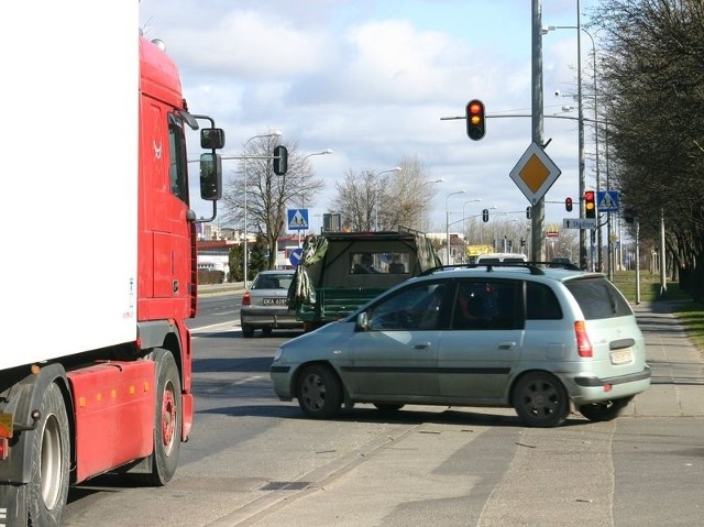 Wyjazd ze stacji paliw w ulicę Szczecińską.