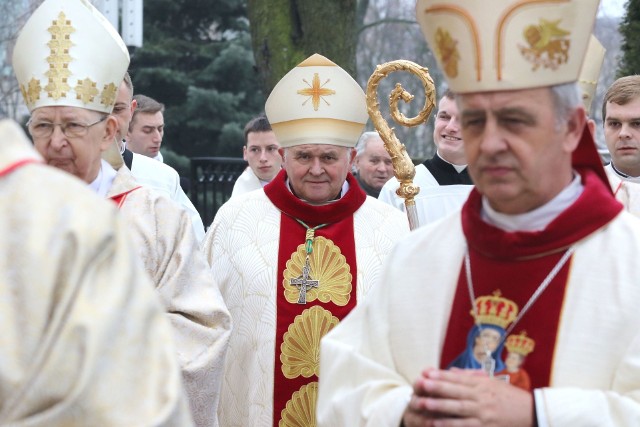 Ksiądz biskup Piotr Skucha (w środku) na czele uroczystej procesji do bazyliki katedralnej. Z prawej biskup Jan Piotrowski.