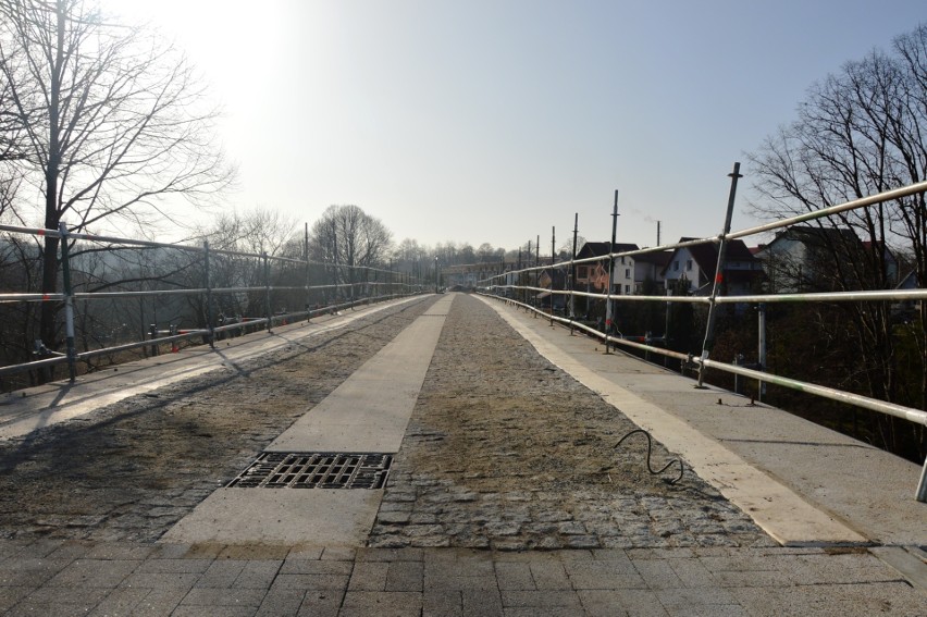 Kończą się prace renowacyjne zabytkowego mostu nad rzeką...
