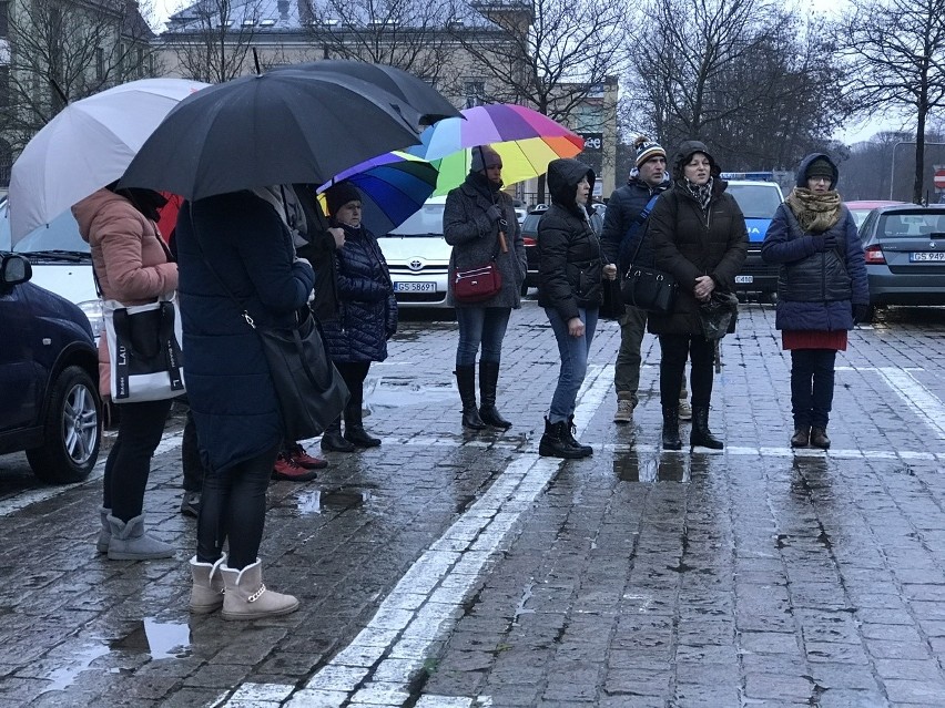 Protest pod słupskim ratuszem. Zbierano podpisy za powrotem...