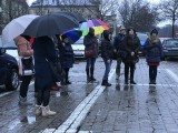 Protest pod słupskim ratuszem. Zbierano podpisy za powrotem dzieci do szkół