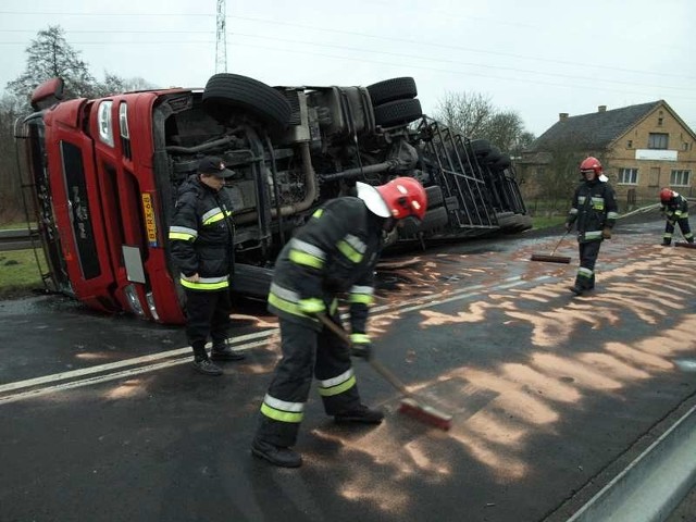 Ciężarówka z 20-tonowym ładunkiem mocno zryła pobocze, zanim przewróciła się na bok.