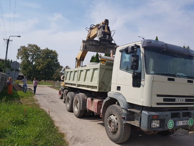 Trwa przebudowa drogi w Kowalówce w gminie Kowala.