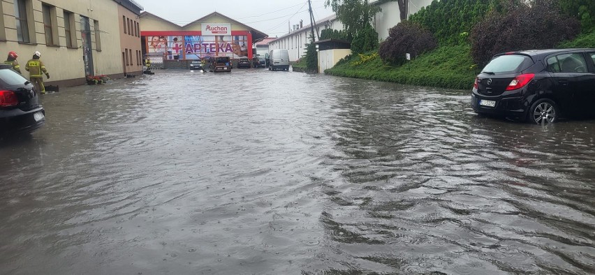 Rynek w Limanowej został zalany, woda wdzierała się do...
